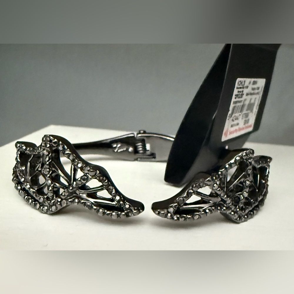 NWT Simply Vera Vera Wang Black and Silver web style open  clamp Bracelet